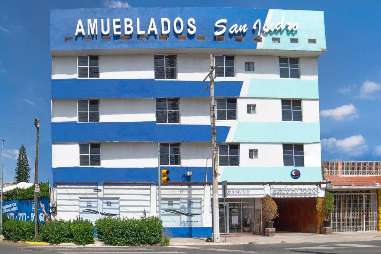 Amueblados San Isidro Hotel Leon Bagian luar foto