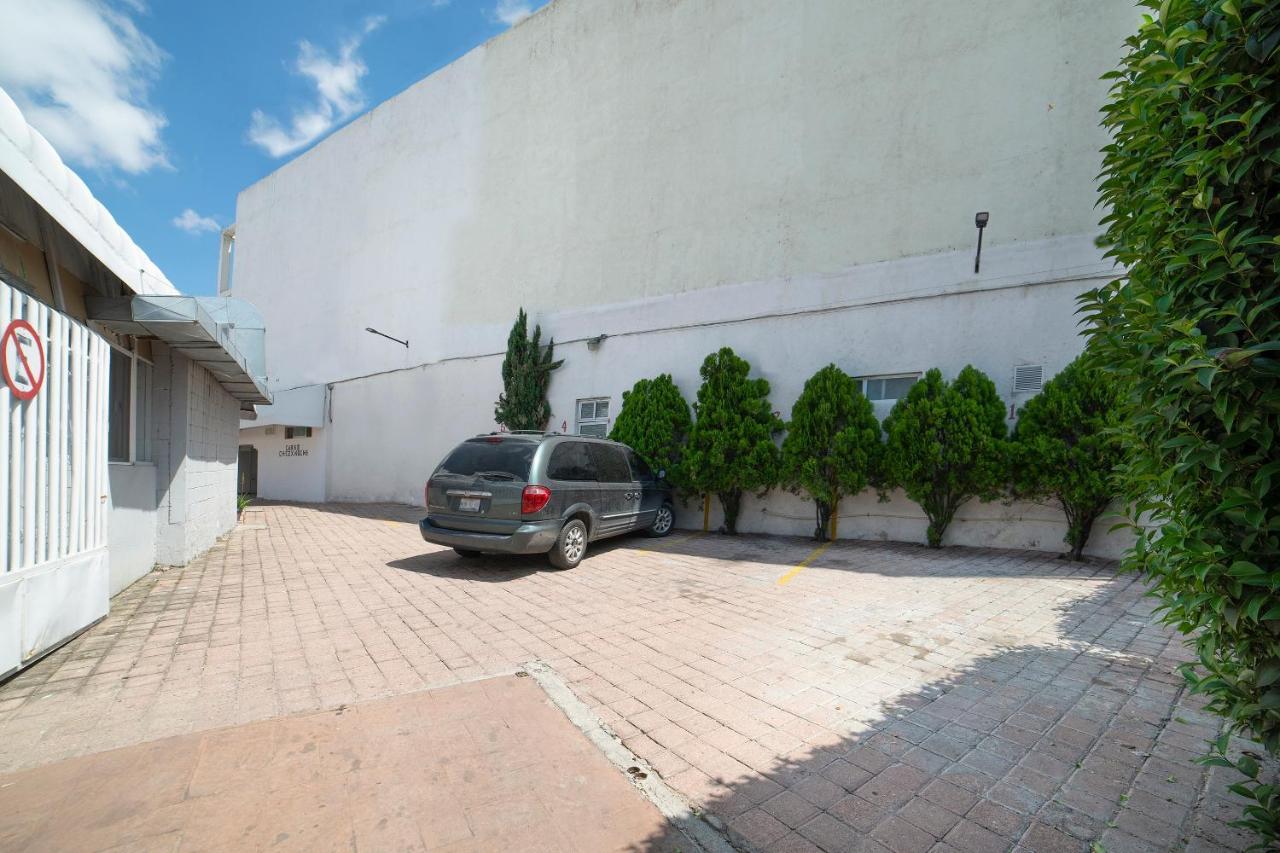 Amueblados San Isidro Hotel Leon Bagian luar foto