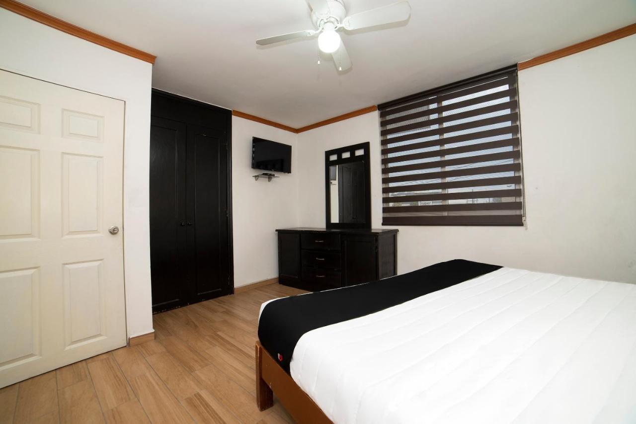 Amueblados San Isidro Hotel Leon Bagian luar foto