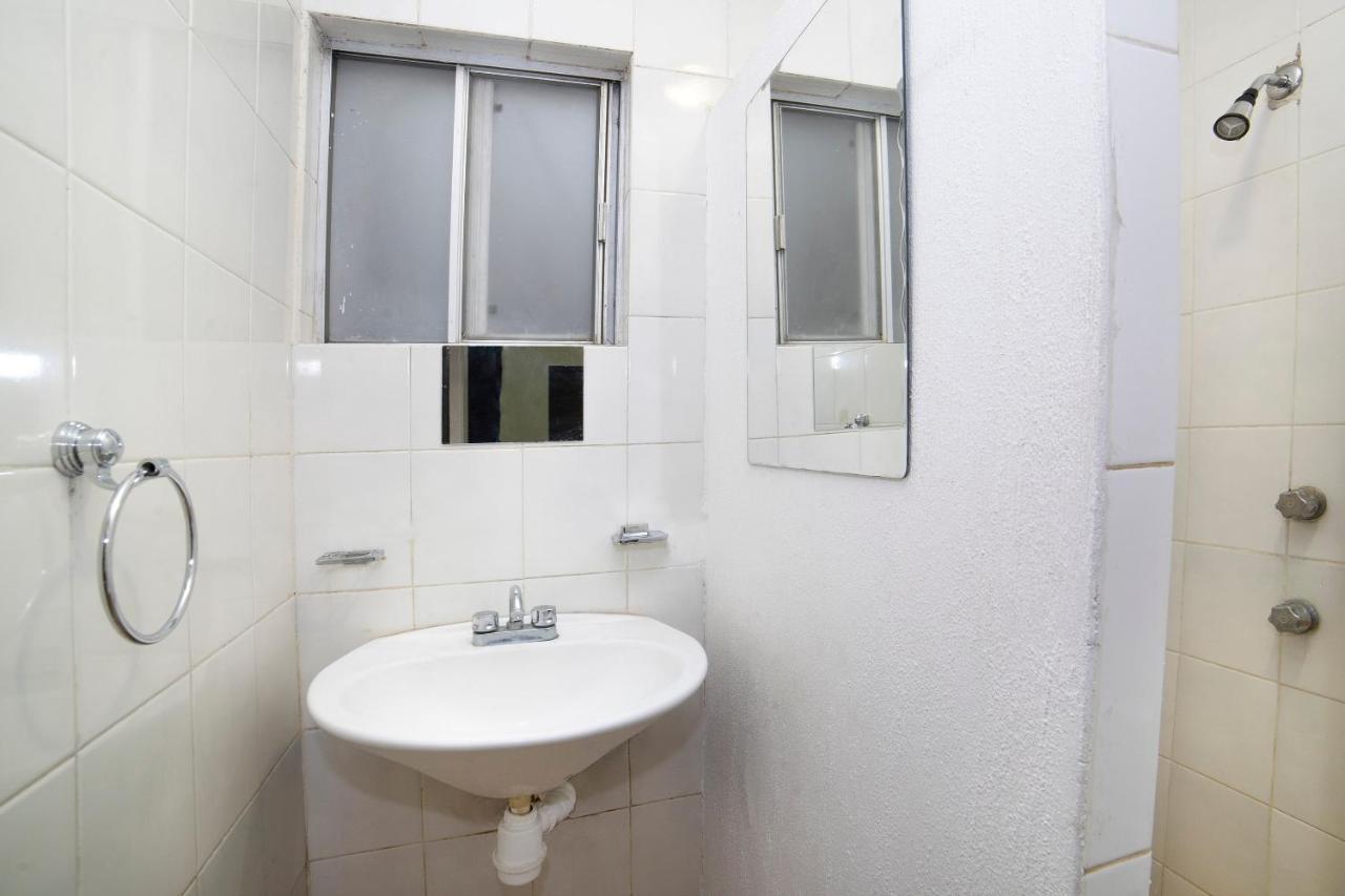 Amueblados San Isidro Hotel Leon Bagian luar foto